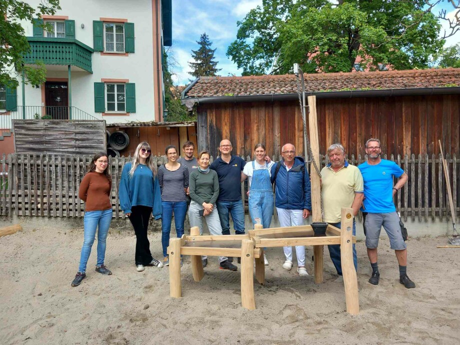 Großzügige Spende des Rotary Club FFB: Outdoor-Matschanlage für die HPT Am Schulweg